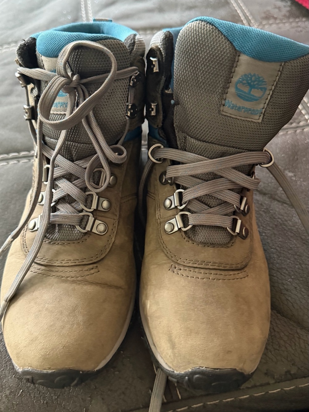 Timberland Taupe Boots with Teal Collar